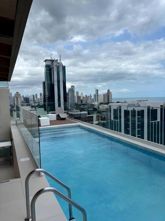 a swimming pool on the roof of a building at Espectacular apartamento en Obarrio in Panama City