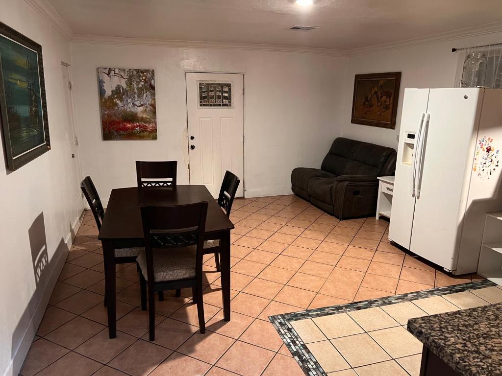 Köök või kööginurk majutusasutuses Downtown Secluded Room 3