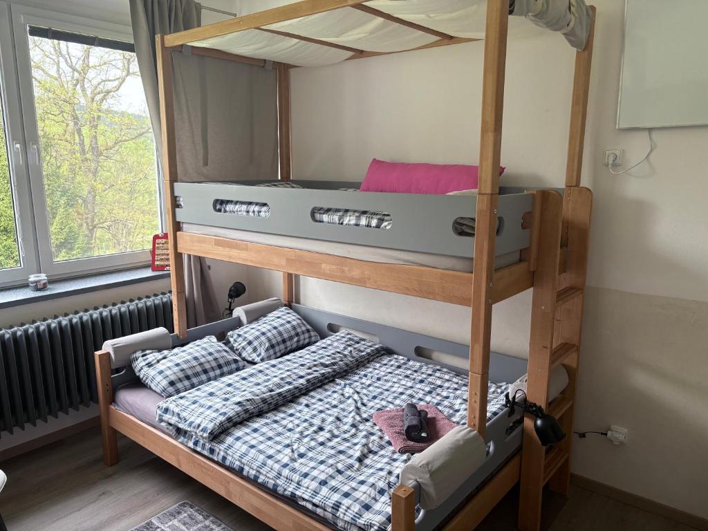 Postel nebo postele na pokoji v ubytování Apartmány IMLADRIS, Hotel u pralesa