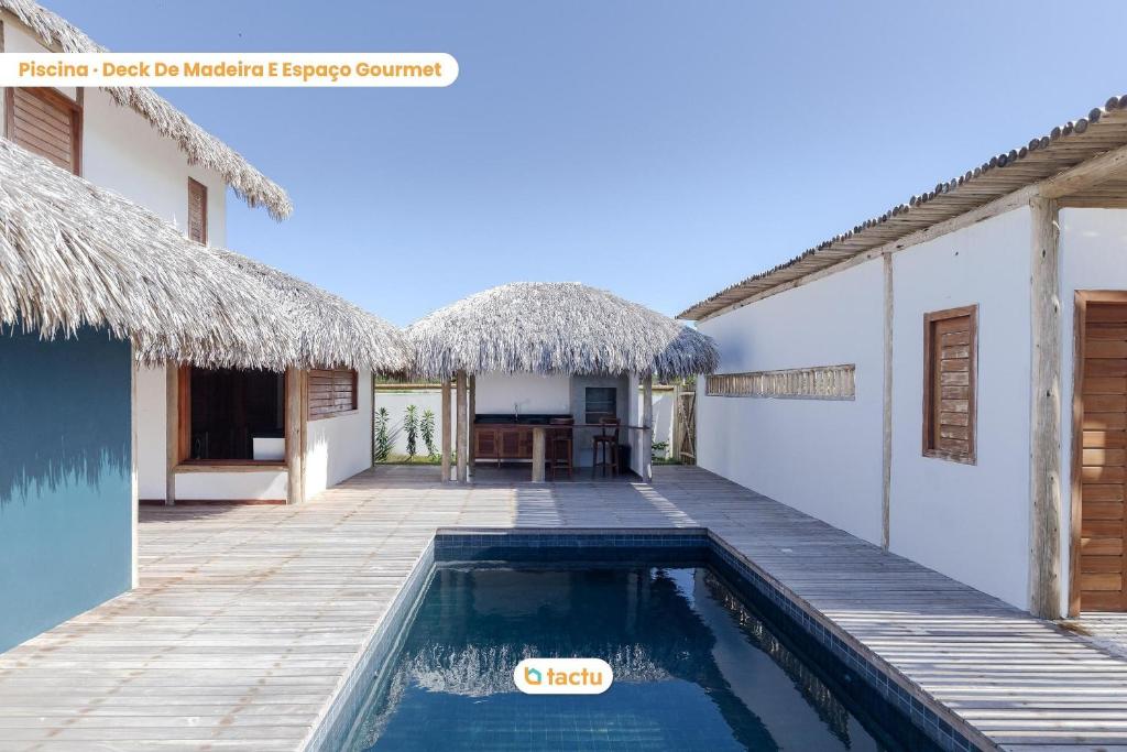 eine Villa mit Swimmingpool und ein Haus in der Unterkunft Vila Carnaúba no condomínio Praia Canoé Fortim in Barra (2)