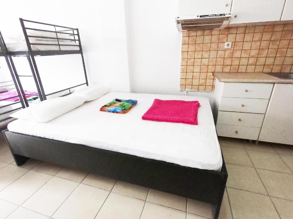 ein Schlafzimmer mit einem Bett mit einer rosa Decke darauf in der Unterkunft Acropolis views in Monastiraki square in Athen