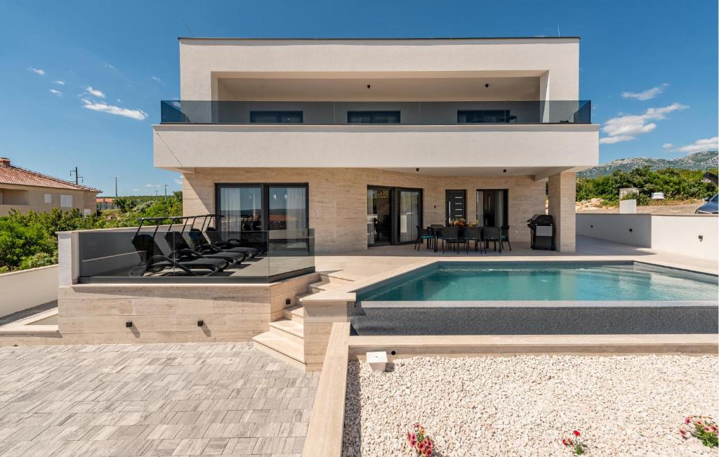 eine Villa mit Swimmingpool und ein Haus in der Unterkunft Amazing Home In Maslenica With Sauna in Maslenica