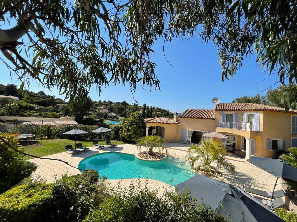 une piscine dans l'arrière-cour d'une maison dans l'établissement Le Paradou, à Carqueiranne