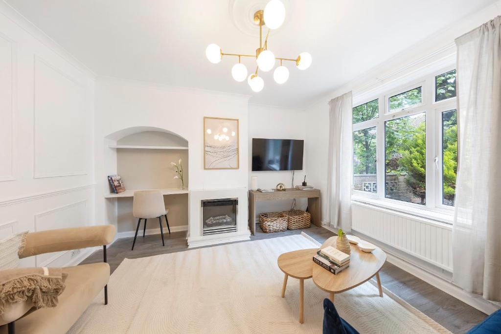 Μια τηλεόραση ή/και κέντρο ψυχαγωγίας στο Modern 2-Bedroom Home in Bromley