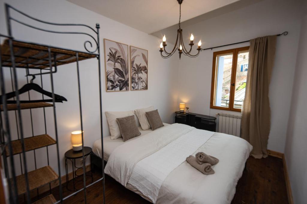 Ένα ή περισσότερα κρεβάτια σε δωμάτιο στο Pure Canigou House An Authentic and Charming Town house with 3 bedrooms