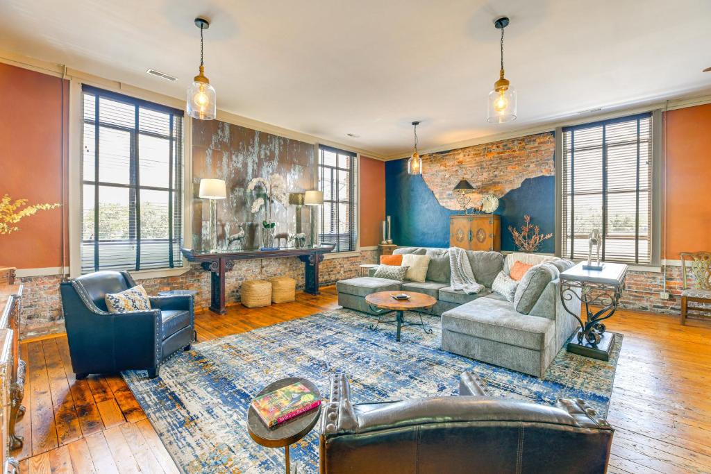 Posezení v ubytování Walkable Wytheville Loft on Main Street!