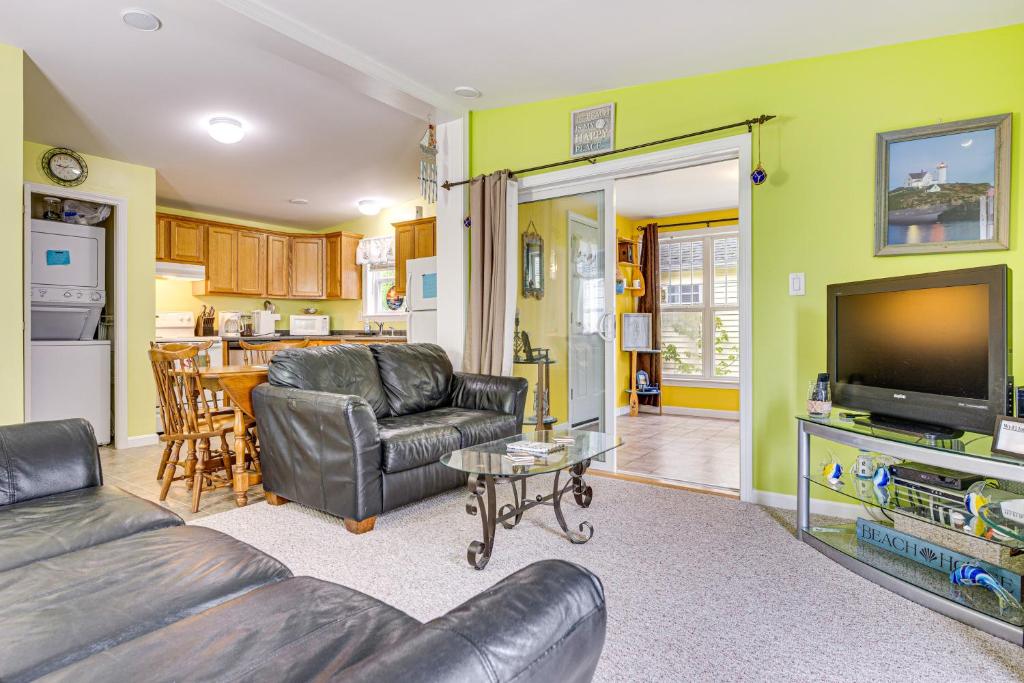 Η κουζίνα ή μικρή κουζίνα στο 1 Mi to Beach Cottage with Pool Access in Wells