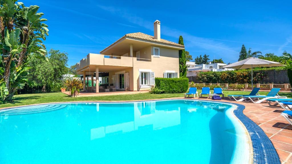 XPCE Artola Playa - Villa de Lujo con pista de padel privada y piscina