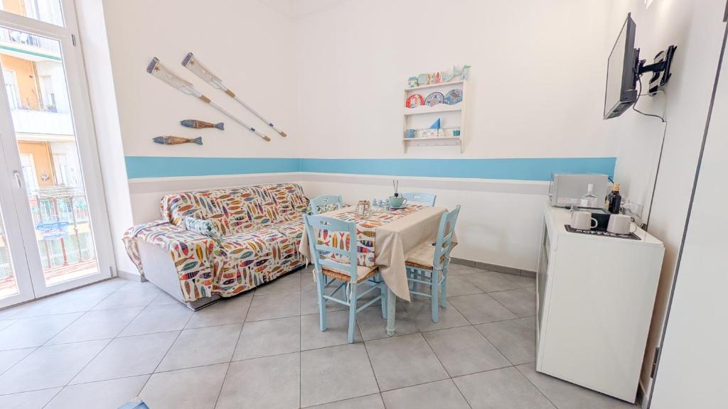 una sala da pranzo con un tavolo e un divano di Civico 43 a La Spezia