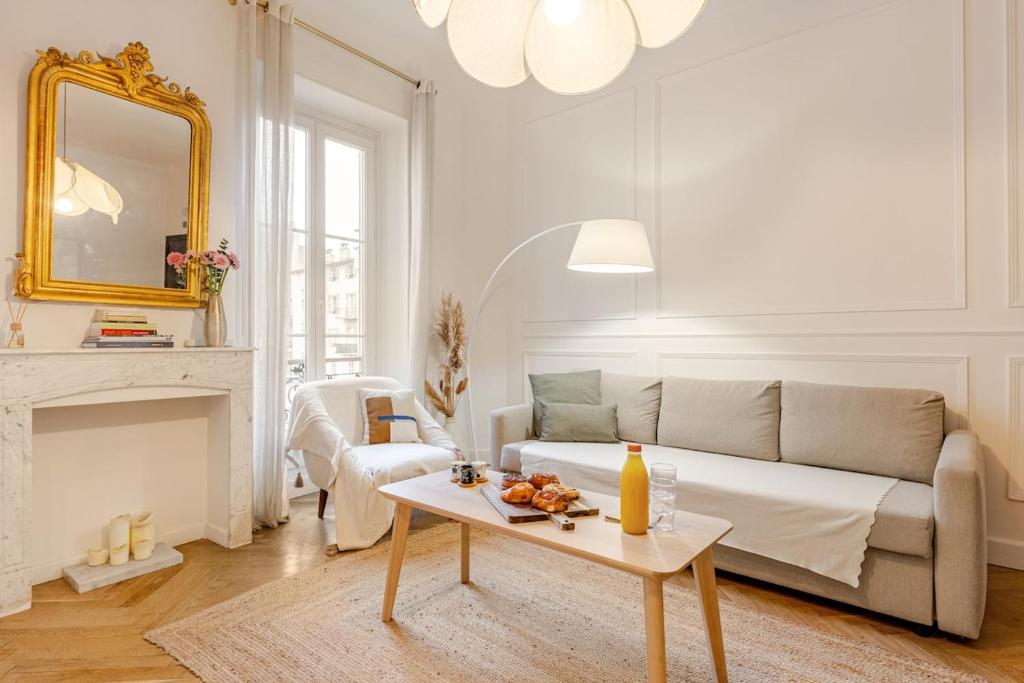 un salon avec un canapé et une table dans l'établissement Bella Nissa Bnb - AC wifi - cosy - 2 bedrooms, à Nice