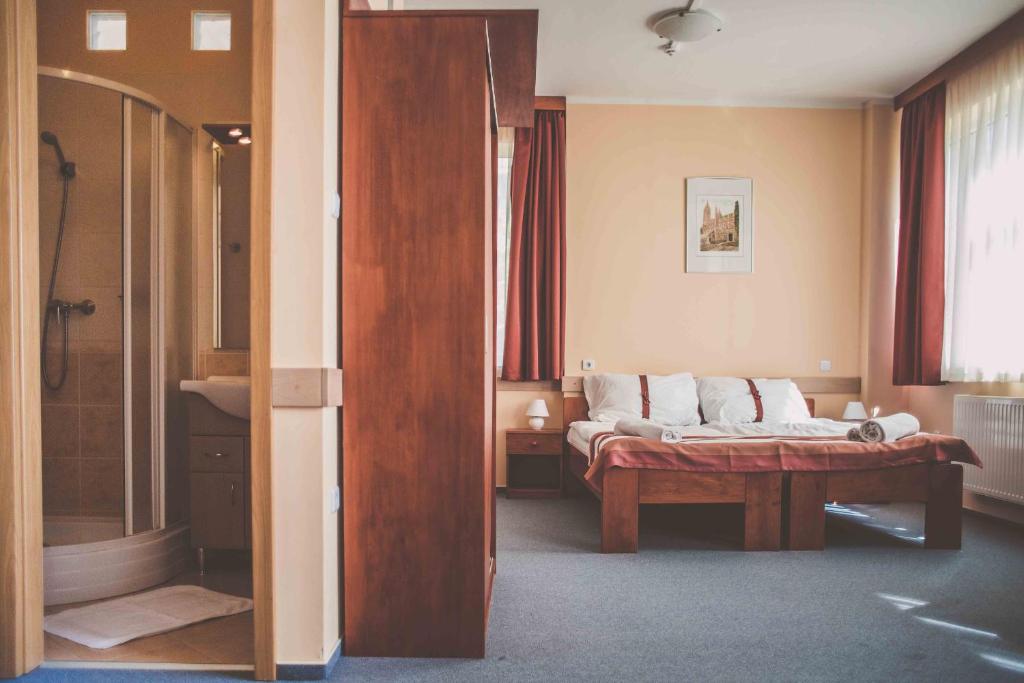 Kúpeľňa v ubytovaní Fordan Hotel Pécs