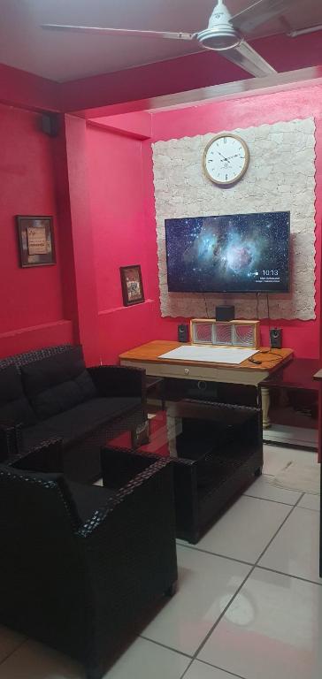 TV a/nebo společenská místnost v ubytování Comfortable modern studio villa