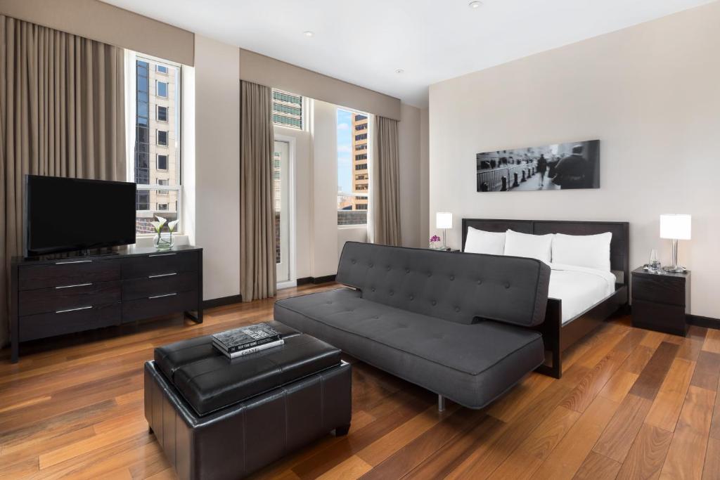 Un dormitorio con una cama, un sofá y un televisor. en Hotel 57, en Nueva York