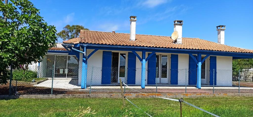 une maison bleue et blanche avec un toit dans l'établissement Chez Jeannot et Jeannette, à Allards