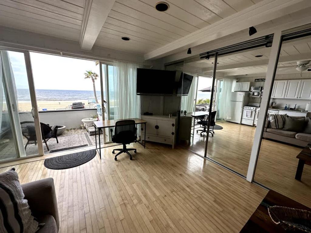 TV a/nebo společenská místnost v ubytování Manhattan Beach Beachfront On The Strand