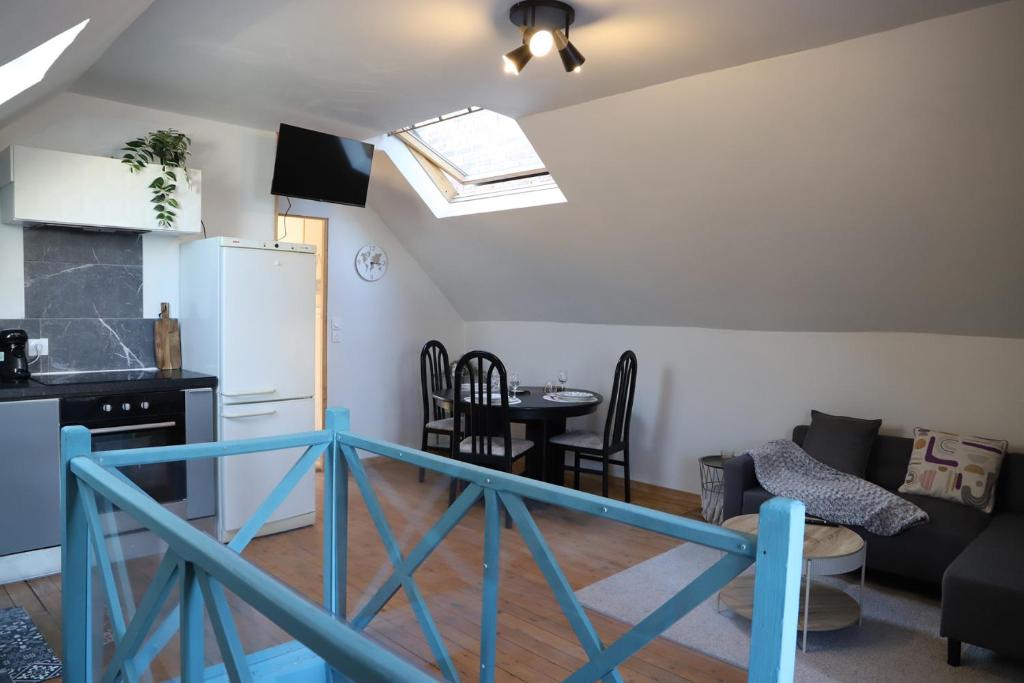 Il comprend une cuisine et un salon avec une table. dans l'établissement Cocon lumineux 2Pers wificentre, à Saint-Quentin
