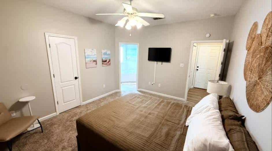 Una sala de estar con un sofá y un ventilador de techo. en A Getaway on the Gulf Coast, en Gulfport