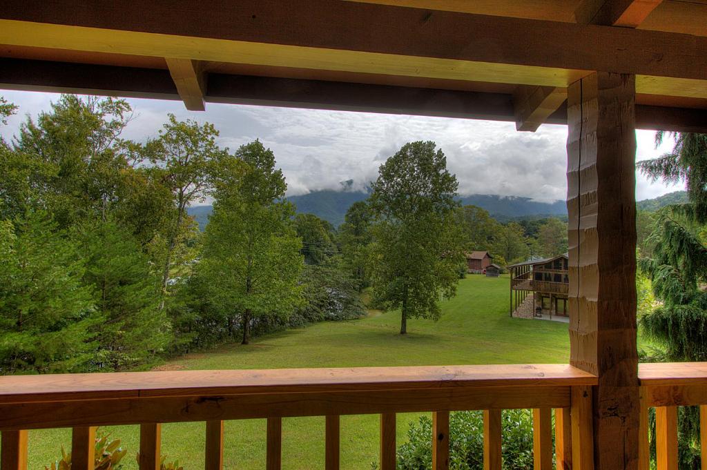 uitzicht op een tuin vanaf een veranda van een huis bij Always and Forever in Sevierville