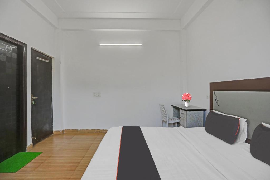 Postel nebo postele na pokoji v ubytování Collection O Naveen Stay
