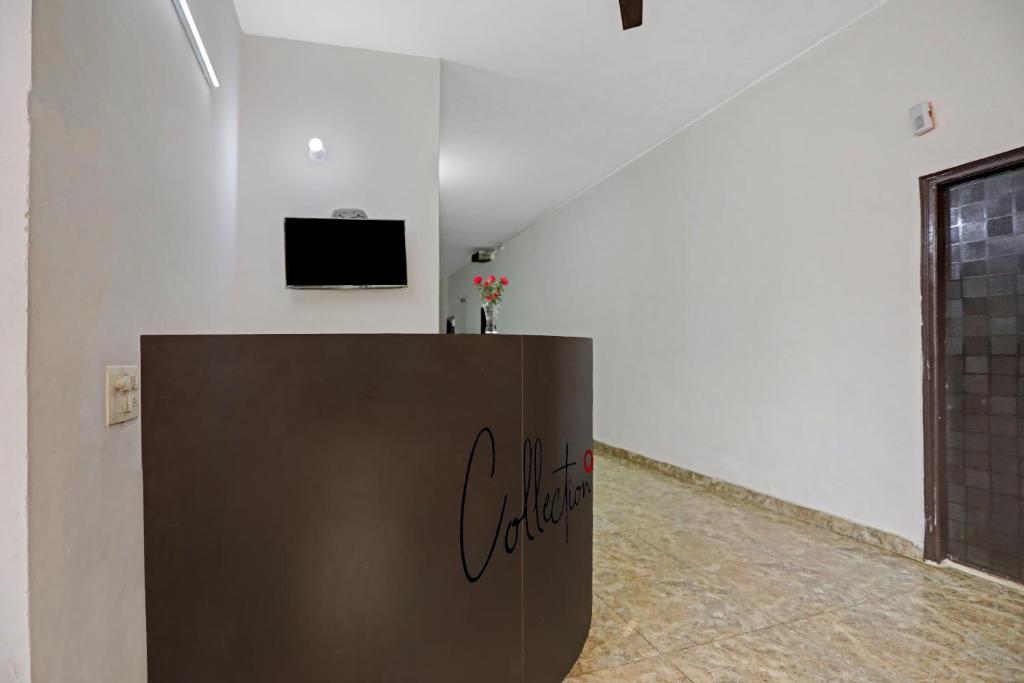 TV a/nebo společenská místnost v ubytování Collection O Naveen Stay