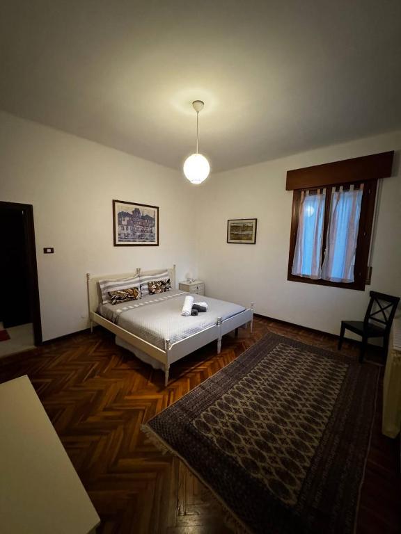 Casa Bella - Room 1 في البندقية: غرفة نوم مع سرير وسجادة