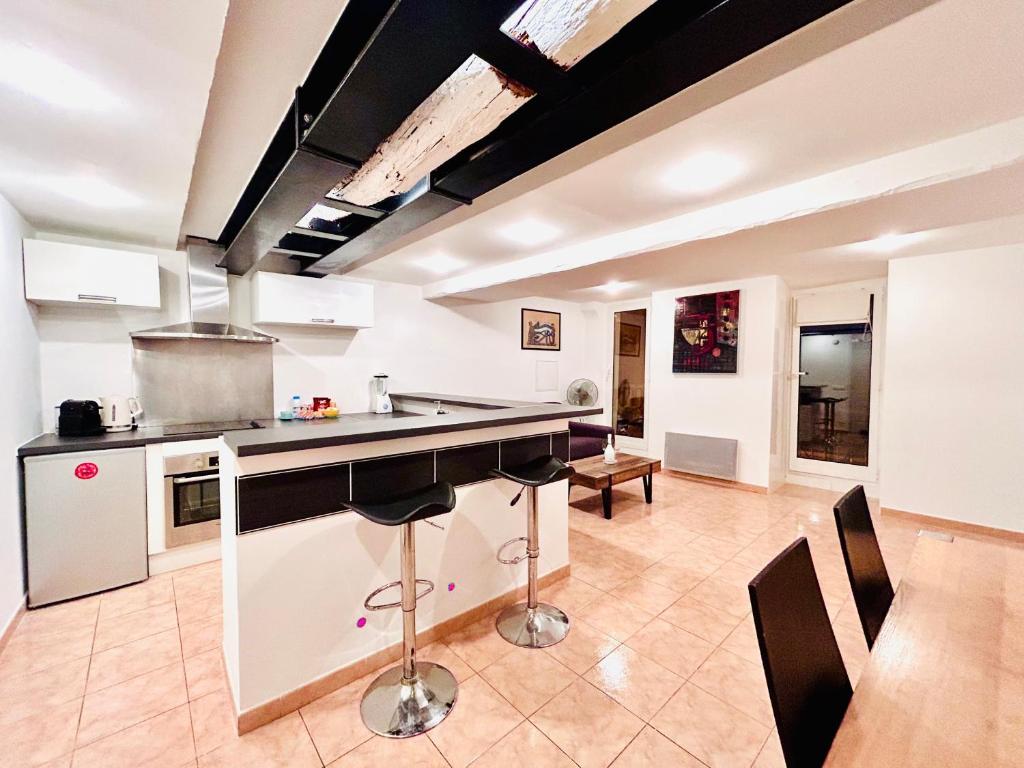 - une cuisine avec un comptoir et des chaises dans la chambre dans l'établissement Riviera Mornings - Old Town Stay - 5 Min to Beach & Breakfast, à Villefranche-sur-Mer