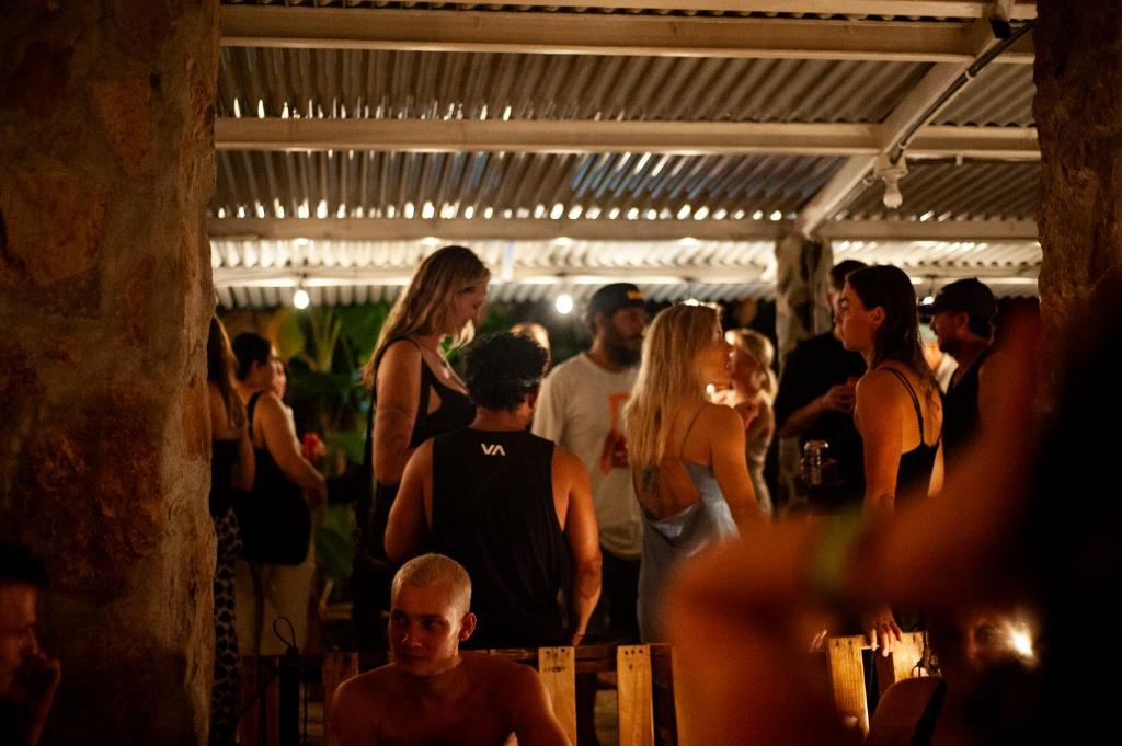 una folla di persone che camminano in un bar di La Chamba Surf House a Santa Catalina