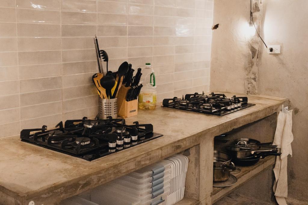un bancone della cucina con due fornelli sopra di La Chamba Surf House a Santa Catalina
