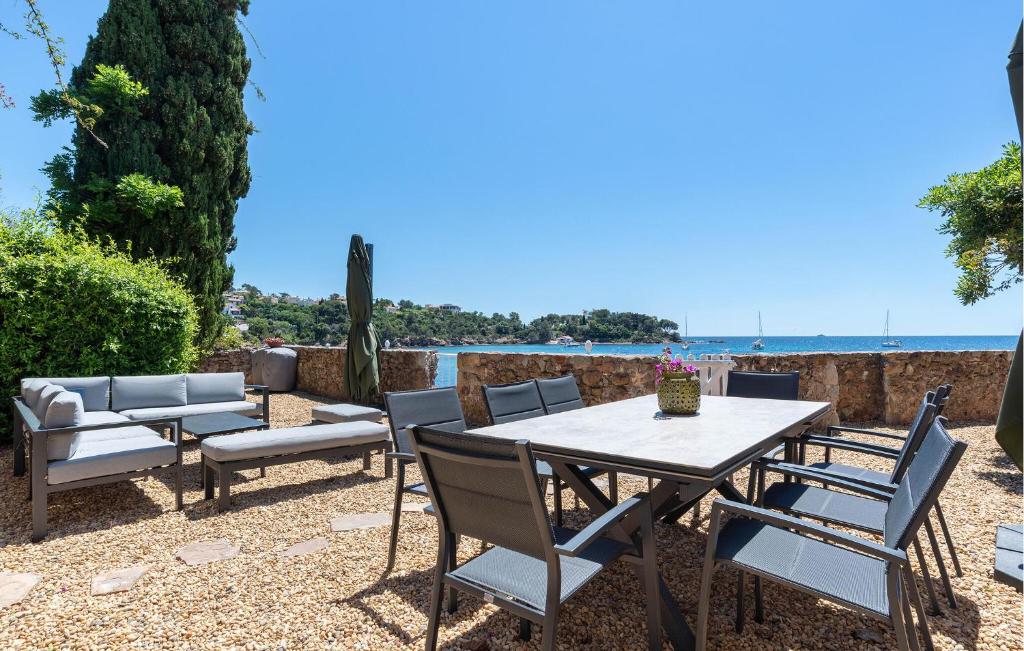 une table et des chaises avec vue sur l'océan dans l'établissement Amazing Home In Saint-Raphaël, à Saint-Raphaël