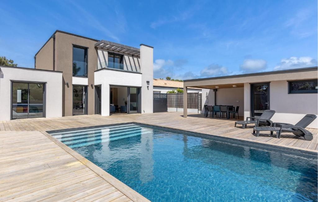 une piscine dans l'arrière-cour d'une maison dans l'établissement Cozy Home In Saint Jean De Monts, à Saint-Jean-de-Monts
