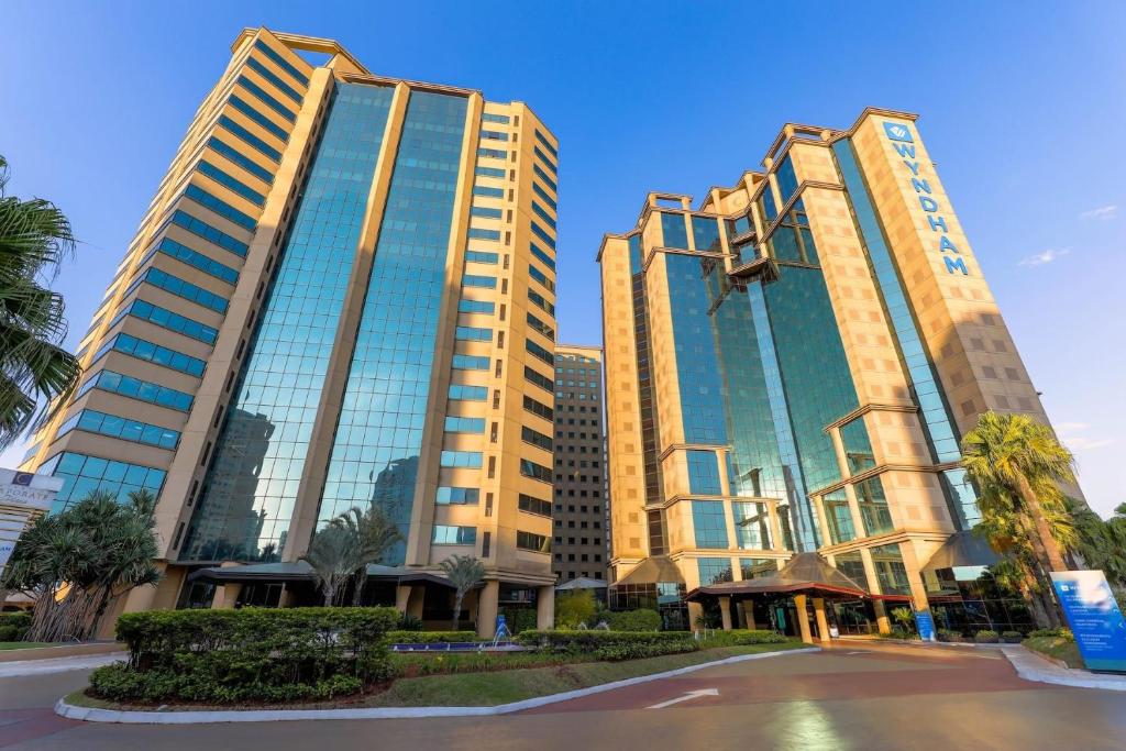 two tall buildings in a city with a street at São Paulo Ibirapuera Convention Plaza 02 Banheiros in São Paulo
