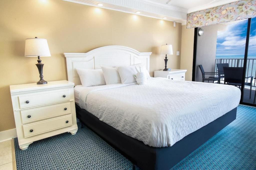 Postel nebo postele na pokoji v ubytování Deluxe Oceanfront King Room 1st Floor