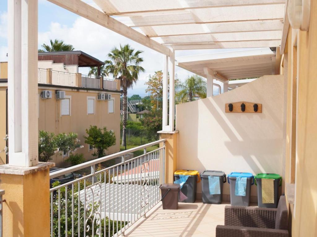 ein Balkon mit Blick auf ein Gebäude in der Unterkunft Anna's HOUSE Solarium Terrace in Pizzo