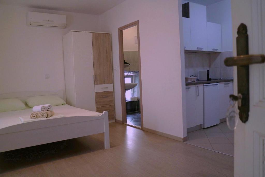 Postel nebo postele na pokoji v ubytování Studio Apartments & Rooms Lela, Sipan island