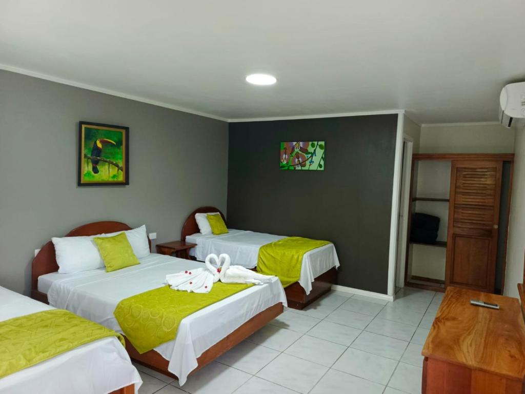 Postel nebo postele na pokoji v ubytování Arenal Hostel Resort