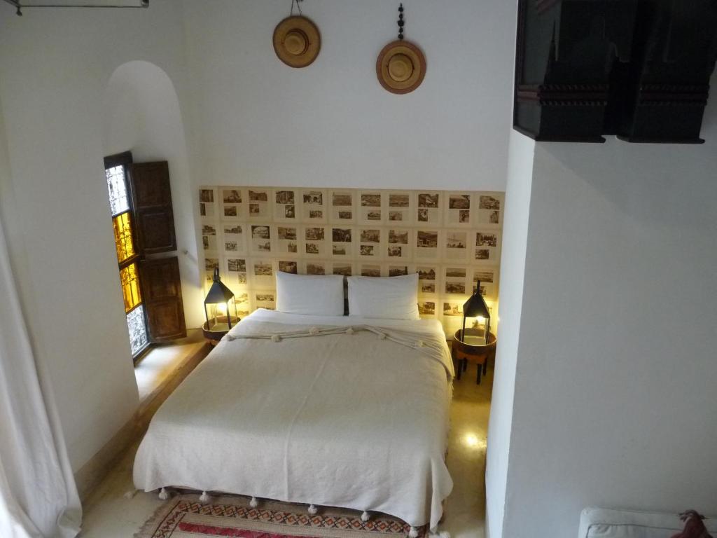 Un pat sau paturi într-o cameră la Riad Matham