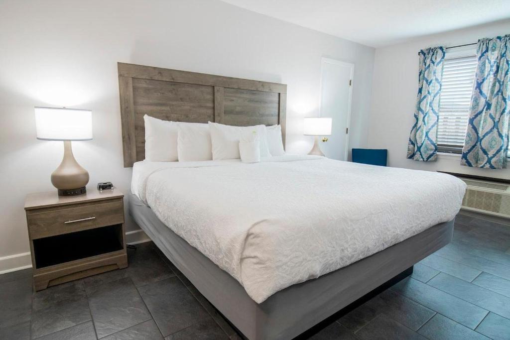 ein Schlafzimmer mit einem großen Bett und zwei Lampen in der Unterkunft Beaches and Waves Resort View 3rd Floor in Pawleys Island