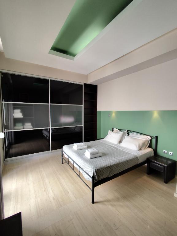 Postel nebo postele na pokoji v ubytování Elegant apartment close to Piraeus Port
