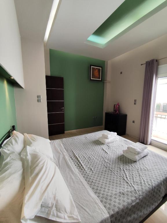 Postel nebo postele na pokoji v ubytování Elegant apartment close to Piraeus Port