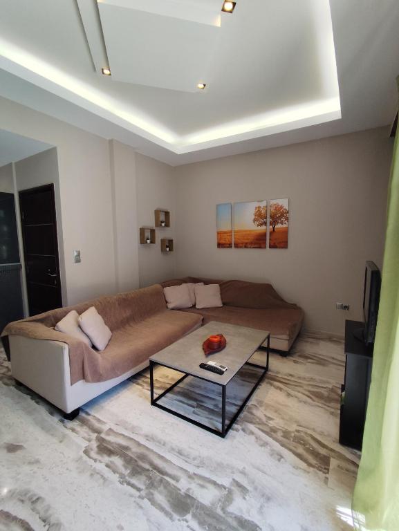 Posezení v ubytování Elegant apartment close to Piraeus Port