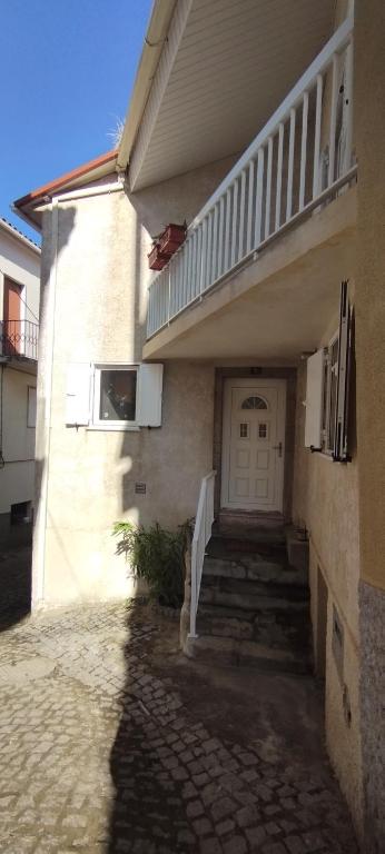 a stairway leading to a building with a white door at Casa do Carvoeiro in Fundão