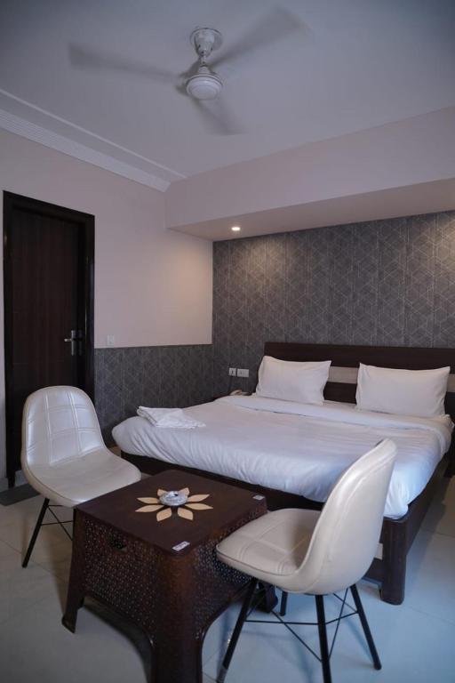 Postel nebo postele na pokoji v ubytování Akshay corporate hotel