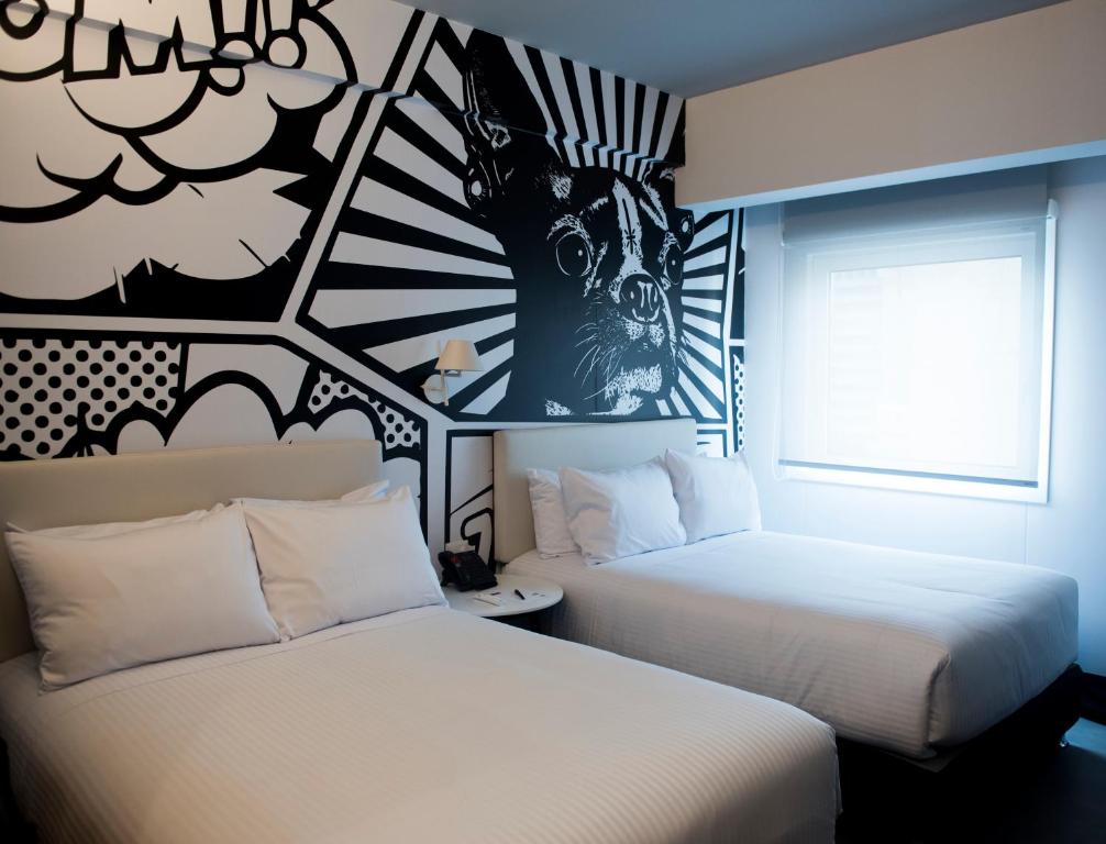 Una habitación de hotel con dos camas y una ventana. en Radisson RED Miraflores, en Lima