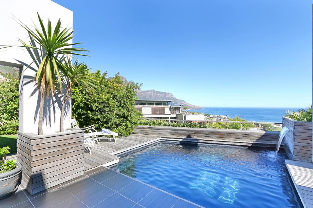 una piscina en el patio trasero de una casa en Villa Aqua by Totalstay en Ciudad del Cabo