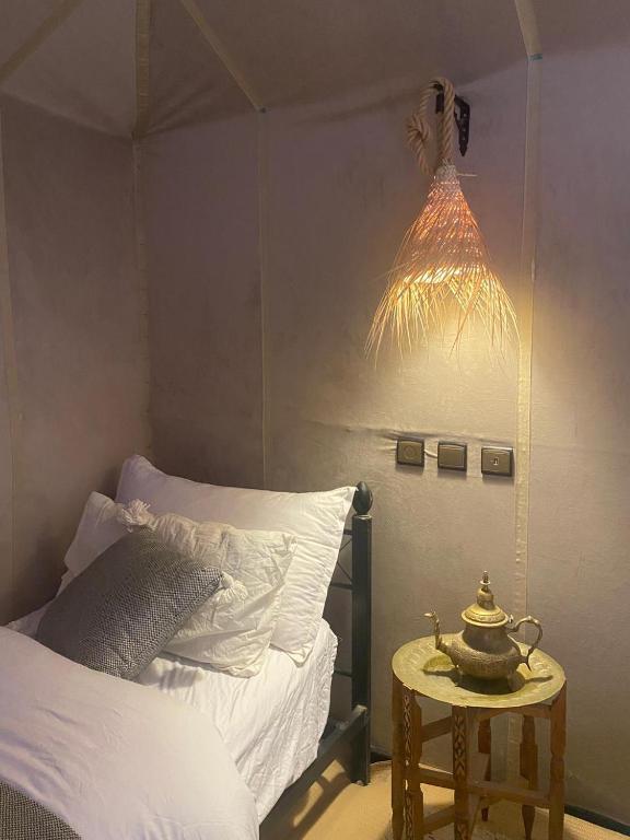 Postel nebo postele na pokoji v ubytování Merzouga Luxury Sahara Camps