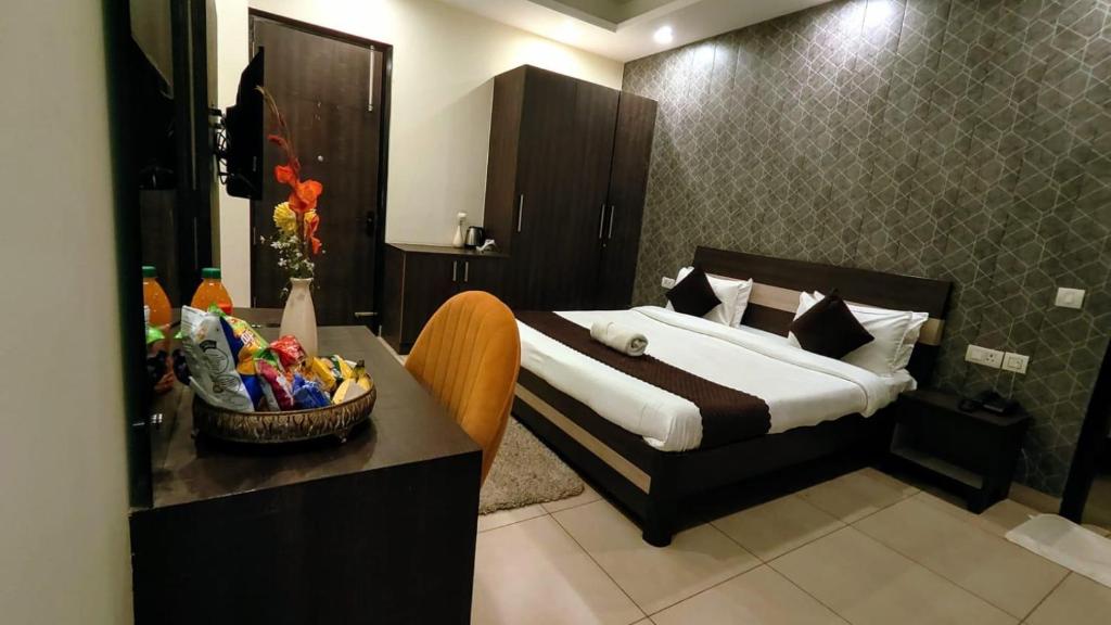 Postel nebo postele na pokoji v ubytování Akshay corporate hotel