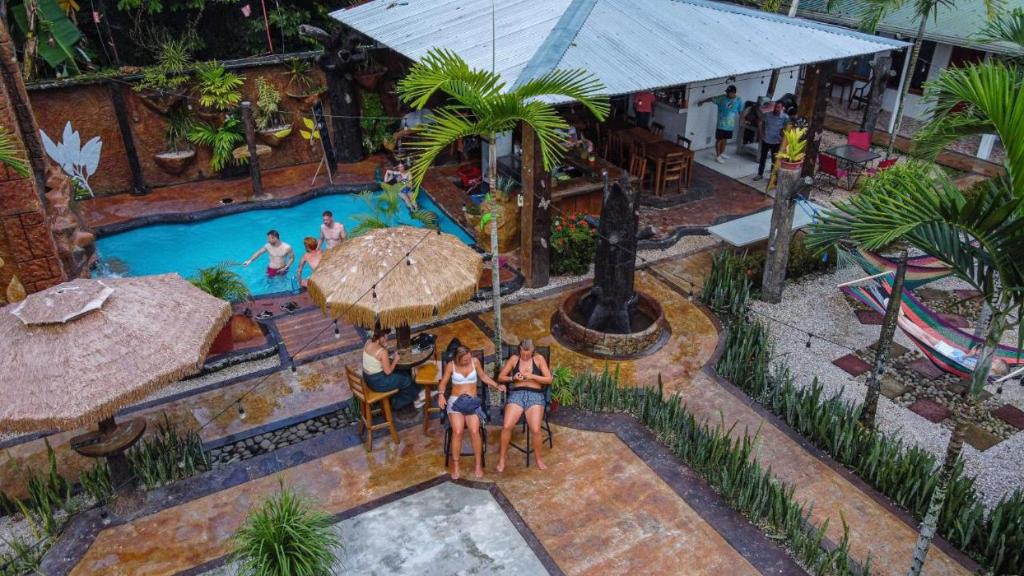 Bazén v ubytování Arenal Hostel Resort nebo v jeho okolí