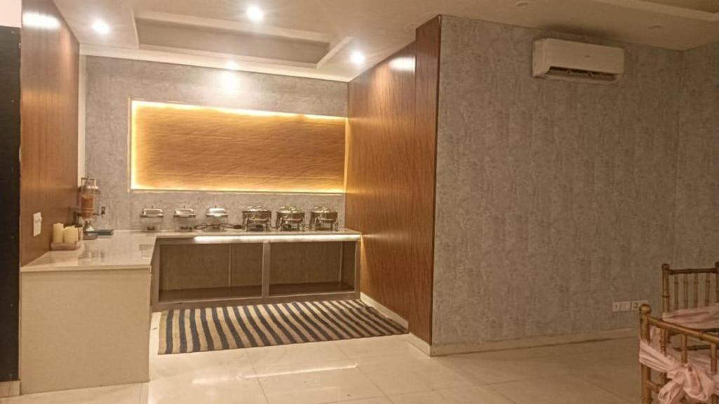 Kuchyň nebo kuchyňský kout v ubytování Akshay corporate hotel