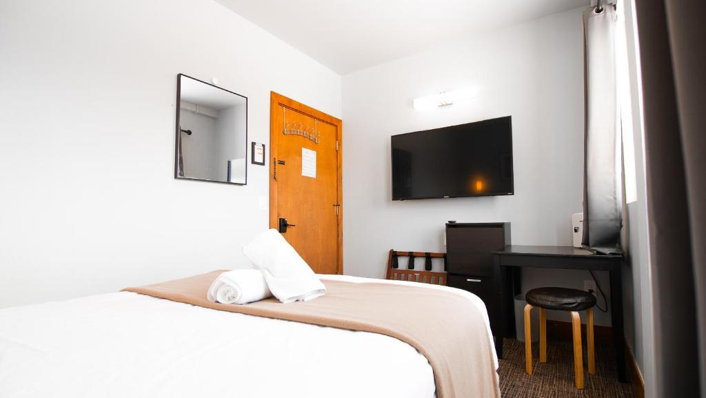Postel nebo postele na pokoji v ubytování Park City Hostel