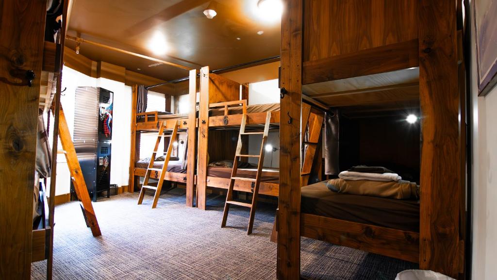 Palanda nebo palandy na pokoji v ubytování Park City Hostel